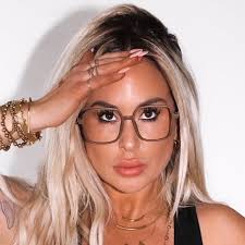 Elizabeth Haislip's Instagram, Twitter & Facebook