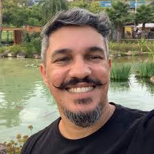 Criei esse Miro pra organizar ideias e materiais sobre vários assuntos  relacionados a gestão de produtos. Compartilha e usa a vontade. --^^--