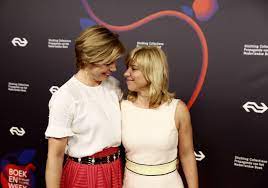 Over hun onontkoombare liefde, hun samengestelde gezin, en de koffievlekken op het plafond. Parade Van Celebrities Op Boekenbal Met Erotisch Sausje Foto Ad Nl