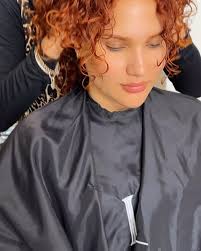 Celebrando la belleza del cabello rizado ✨ hermanas bellas ., Una en tonos  castaño y la otra en cobrizo Inseparables y espectaculares, como siempre  cautitas 💕. @verenizemx productos Fabulosos amamos ...