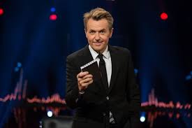 Fredrik skavlan (born 2 september 1966) is a norwegian journalist, cartoonist and tv personality. Tv 2 Flytter Skavlan Til Lordagskvelden Tv 2