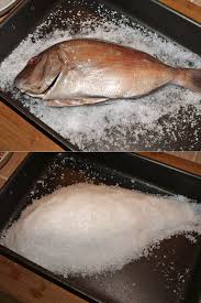 Ricordatevi di non squamare il pesce , in tal per cucinare il pesce al sale e ottenere un risultato ancora più gustoso consigliamo di inserire all'interno del pesce (non squamato) odori a piacere come. Il Pesce Al Forno Aifb