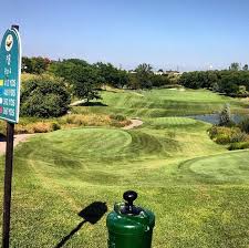 The 8 Hole At Royal Woodbine Golf Club Can Be A Bit Intimidating However Don T Let The Distractions Get The Better Of Your Drive Golf Courses Golf Golf Clubs