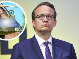Krebbers Vorstoß gegen Solaranlagen: RWE-Chef will Millionen Haushalte zur  Kasse bitten