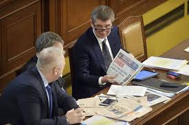 Jsem to já jak za mlada i když jinak teď vypadám stále mám stisk buldočí k tomu pár vrásek u očí názory to návyk od dětství dnům dát spád a děj rád plavu v záhadách tak jako za mlada a stejně. Galerie Vsichni Proti Babisovi Trhliny V Koalici Se Zvetsuji Kvuli Hazardu A Mytu Foto 1 Blesk Cz