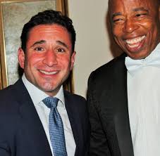 The mayor dines with the Columbian Lawyers at black-tie gun club