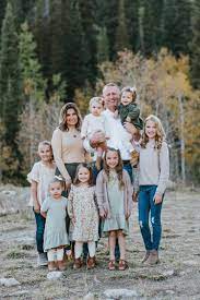 Pin By Becca Kate Photography On Family Poses Big Family Photos Extended Family Pictures Family Picture Poses