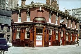 16 Snapshots Of Manchester Pubs In The 1960s And 1970s Flashbak Manchester Uk Pub Pub