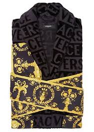 Featuring a faint textural versace logo print and accented by a barocco printed sleeve and wrap belt, this soft and. Pin Auf Mode
