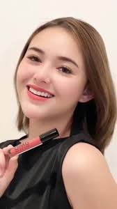 Kecantikan Kak Manda yang Memikat dan Menawan