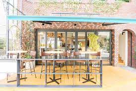 goblin 渋谷bldg店 cafe 渋谷駅 表参道駅から徒歩圏内 レンガ壁の外観が特徴的なビルの路面スタジオです オープン テラスとナチュラルテイストの店内を活かした カフェシーンの撮影に最適 キッチン テラス席 ソファ席 カウンター席など 多彩なシーンをご用意