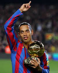 18 anni fa oggi, il 19 luglio 2003, Ronaldinho ha firmato con il FC  Barcelona. Durante le sue 5 stagioni con il Barcellona ha segnato 94 gol,  vinto una Champions League, 2