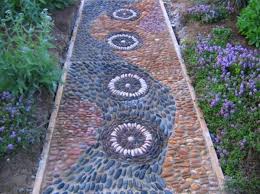 Natural stone pebbles have the ability to blend into its environment thereby fitting any design or style concept. Beautiful Garden Path Designs And Ideas For Yard Landscaping With Stone Pebbles