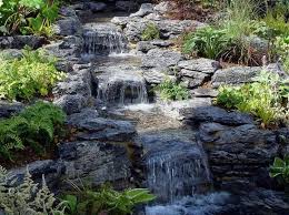 Bachlauf Auf Mehreren Niveaus Im Garten Bachlauf Im Garten Wasserfall Garten Und Bachlauf