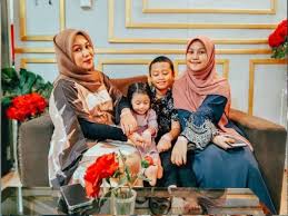 Membawakan lagu indonesia saat acara fan meeting mereka tentunya membuat aroha indonesia sangat senang karena merasa astro sangat menyayangi karena bersusah payah belajar. Gelang Merah Jambu Penyeri Tangan Di Aidilfitri