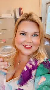 It's starting to smell like iced coffee & playdates ☀️🛝