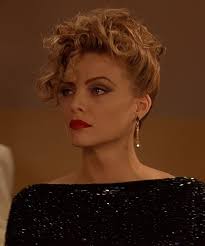 Si Michelle Pfeiffer bilang Selina Kyle/Catwoman sa "Batman returns" :  r/popculturechat