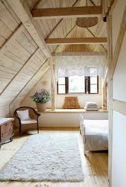 A Uns Anos Atras A Decoracao Das Casas Era Composta Maioritariamente Por Moveis De Madeira Mas Hoje Em Dia N Ideias Para Sotao Casas Com Sotao Quarto Interior