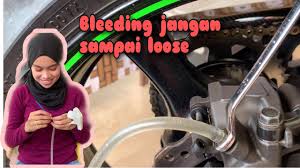 Ejas brek motosikal mudah caranya kalau dipelajari.tak 5 minit dah selesai masalah brek tak makan.ya,penting juga belajar repair sepeda motor ni,didalam kecemasan ia boleh membantu kita.artikel hari ini ditujukan kepada pengguna motosikal baru yang kebiasaannya belum tahu cara ejas atau disebut. Cara Bleeding Brake Guna 1 Barang Ni Je Mudah Dan Cepat Youtube