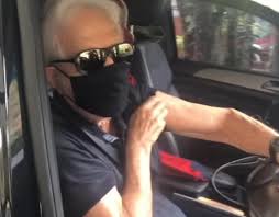 O apresentador vestia um pijama estampado com aviões de dinheiro coloridos, da marca de seu. Aos 93 Anos Cid Moreira Recebe Primeira Dose Da Vacina Contra Covid 19