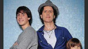La hija de marcelo tinelli anunció que tanto ella como el cantante dieron positivo de covid 19. Coti Sorokin Presento A Su Numerosa Familia Tiene Dos Pares De Mellizos Ciudad Magazine