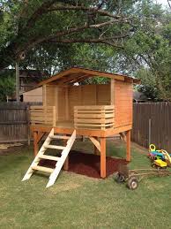 A los niños les encanta dibujar en las paredes, pegar calcomanías de los personajes favoritos y esto en ocasiones atenta… Casitas De Jardin Para Ninos Originales Ideas Inspiradoras Diy Hogar Patio De Ninos Casita Madera Ninos Casitas De Arbol