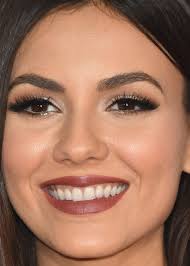 Close Up Of Victoria Justice At The 2017 People S Choice Awards Victoria Justice American Makeup Makeup Looks