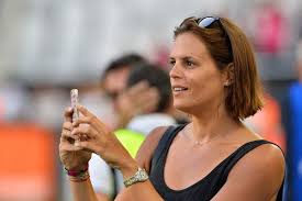 Elle passe son adolescence en californie où ses 178 centimètres lui permettent de devenir modèle et de poser pour des magazines tels club ou high society. Laure Manaudou Retour A L Entrainement A Marseille
