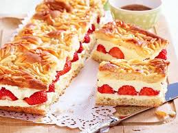 Unser Beliebtes Rezept Fur Erdbeer Bienenstich Und Mehr Als 55 000 Weitere Kostenlose Rezepte Auf Lecker De Bienenstich Rezept Bienenstich Kuchen Lecker Backen