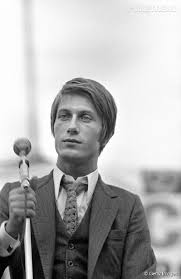 La nouvelle édition de #frenchy, avec 6 duos bonus et un live, est maintenant disponible ! Waarom Jacques Dutronc Je Nieuwe Stijlicoon Moet Worden Portrait Male Portrait European Music