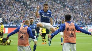 Nach dem Derby-Sieg - Tedescos Tribünen- Party auf Schalke