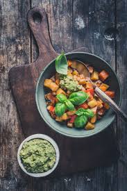 Veganes Kartoffelgulasch Mit Paprika Mohren Und Tomaten Dazu Balsamico Dip Aus Avocado Und Basilikum Kartoffelgulasch Rezepte Lebensmittel Essen