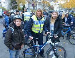 Wenn Polizisten Und Lehrer Die Schuler Gemeinsam Empfangen Elisabeth Selbert Gesamtschule