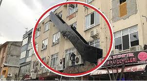 Üst katta bulunan bir kadın cama çıkarak yardım isterken, içeride mahsur kalanlar itfaiye ekipleri tarafından kurtarıldı. O Yangin Merdiveni Kacak Cikti Gundem