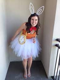 Alice im wunderland ist sehr beliebt. Alice Im Wunderland Kostum Zu Fasching Inspirierende Ideen Selbermachen Gruppenkostume Hallow Alice Costume Alice In Wonderland Costume Pool Party Outfits