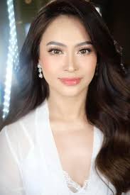 Old Hollywood curls or simple updo hair recommendations