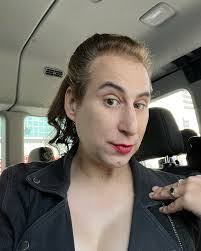 Lora Hart's Instagram, Twitter & Facebook