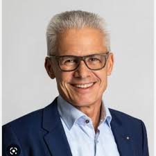 Kim Sabrina Niederhauser auf LinkedIn: Ich freue mich und bin wahnsinnig  stolz, dass ich heute endlich meinen…