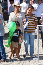 Halle berry and daughter nahla out and about in los angeles. Halle Berry Loads Up On Valentine S Day Gifts For Daughter Nahla 11 And Son Maceo 6 Daily Mail Online