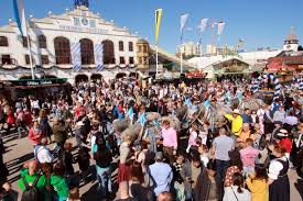 Beim anstich öffnet der oberbürgermeister münchens das erste fass das ganze hat geschichtliche gründe: Eine Wiesn In Der Wuste Plane Fur Oktoberfest In Dubai Tageskarte