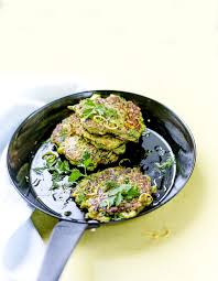 Galettes De Legumes Verts Au Fromage Et Aux Fines Herbes Pour 4 Personnes Recettes Elle A Table Recette Galette Legumes Legume Vert Recettes De Cuisine