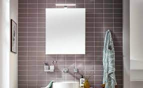 Die spiegelschrank beleuchtung sorgt außerdem für das perfekte licht beim styling am morgen. Gunstiger Spiegelschrank Mit Licht Emco Bad Bietet Mit Mee Ein Aussergewohnliches Preis Leistungsverhaltnis Badratgeber Com