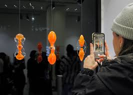 vendredipatrimoinebati: découvrez l'univers de l'ébénisterie d'art C'est  aussi ça les métiers d'art ! Présent à toutes les époques, le noble travail  du bois nous permet de retrouver les traces du passé. Visitez