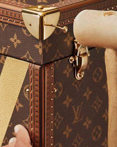 كشفت دار @louisvuitton عن صندوق كأس العالم 2026، في خامس تعاون لها لتصميم الحافظة الفاخرة المخصصة لأهم جوائز كرة القدم. صُنع الصندوق يدوياً في ورش الدار التاريخية في أنيير سور سين، وغطّي