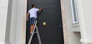Rodrigo Faro Posa Limpando A Porta Gigante De Sua Casa E Ironiza