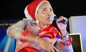 Tope alabi turns a year olde yesterday and was duly celebrated by her husband. Tope Alabi S Husband Lavished Birthday Party