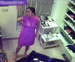 Cô gái trong clip được cho là có nét tương đồng với một thí sinh từng đạt giải á quân của cuộc thi âm nhạc. Cung VÆ°á»›ng Scandal Lá»™ Clip Nháº¡y Cáº£m Dan Má»¹ Nhan Chau A Pháº£n á»©ng Ra Sao