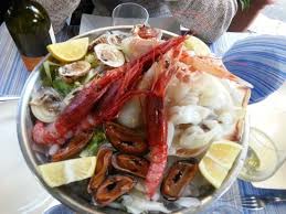 150 g di filetto di orata del golfo di manfredonia (puglia) alla brace con pomodoro fresco, stracciatella, spinacino novello condito con salsa yogurt e curcuma, olio al salmoriglio. Trionfo Di Crudi Di Mare Foto Di La Pesciera Bari Tripadvisor