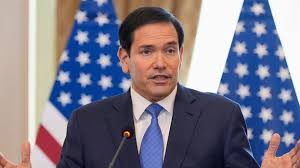 Một bức ảnh về đôi giày quá cỡ của Bộ trưởng Ngoại giao Marco Rubio đang  được lan truyền sau khi Tạp chí Phố Wall đưa tin rằng Tổng thống Trump đã