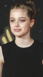 Una giovanissima angelina jolie, alle sue prime esperienze cinematografiche. Shiloh Jolie Pitt Qualcosa E Cambiato Il Mix Perfetto Tra Angelina E Brad Tiscali Spettacoli